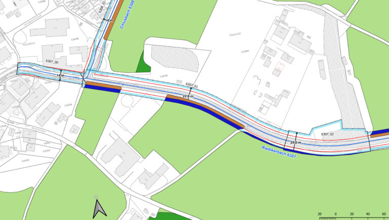 GIS-Analyse des Gewässerraum mit QGIS. Auf der Karte sieht man den Riedikerbach, wie er durch urbanes und längliches Gebiet führt. Der Gewässerraum wird ausgeschieden. Unterschiedliche Nutzungsformen werden sichtbar.