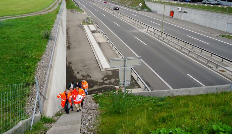 Begehung der Strassenabwasser-Behandlungsanlagen. Im Bild ist eine Anlage ersichtlich, die neben dem Pannenstreifen der Autobahn unmittelbar vor dem Tunneleingang gebaut wurde. Sie ist betoniert.