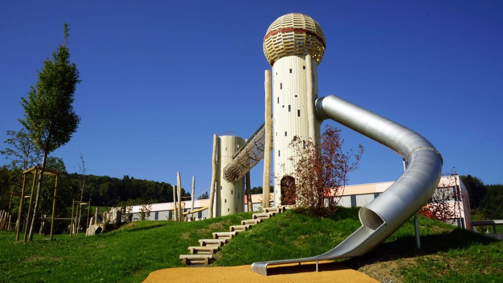 Schulanlage Rickenbach, Spielturm mit Röhrenrutsche