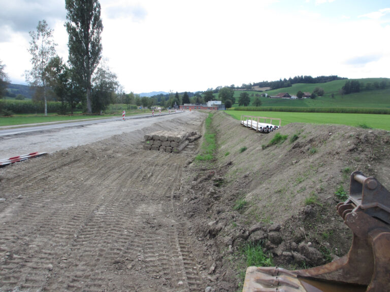 Dienstleistung Bodenaufwertung: Oberbodendepot Verbreiterung Kantonsstrasse. Strasse nur einspurig befahrbar.