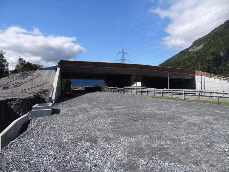 Bau der Wildbrücke und der neuen Nordspur. Brücke und ein Teil der darunterliegenden Strasse sind noch im Rohbau.