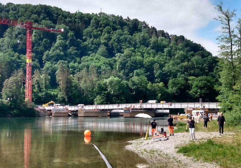 Umweltbaubegleitung während der Bauphase. Pfeiler der neuen Brücke sind sichtbar.