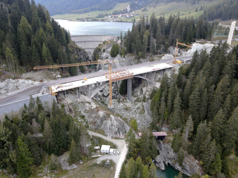 Projekt: Umweltnotizen und Umweltbaubegleitung N13 EP09 AS Sufers – Galerie Traversa Süd in Graubünden; Instandsetzung Crestawaldbrücke mit Bauarbeiten im Bachbett
