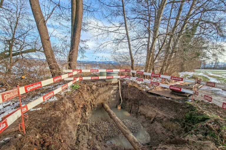 Projekt Ökologische Baubegleitung Transportleitung Egg / Maur: Verlegung der Transportleitung im offenen Graben entlang des bestehenden Feldwegs